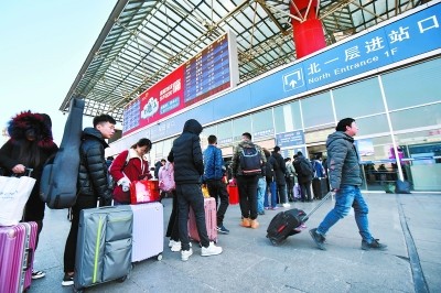 ▲▼北京西站北進站口，等候安檢的乘客排起長隊             。（圖／翻攝自新華網）