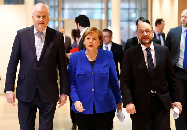 ▲▼ 德國總理（Angela Merkel）籌組內閣談判，經過超過24小時的馬拉松式會談後，達成初步共識向共組政府邁進一大步，也保住自己的4連霸總理之位。（圖／路透社）