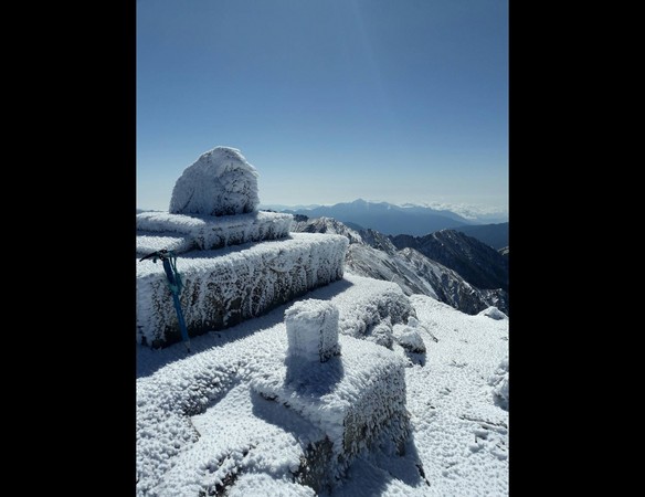 ▲▼ 寒流發威，玉山降雪冰封變身銀白世界。（圖／玉管處提供）