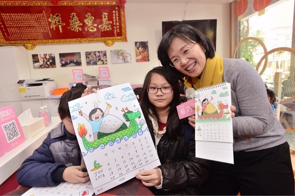 ▲蘇巧慧與孩童彩繪Q版月曆 。（圖／政府單位）