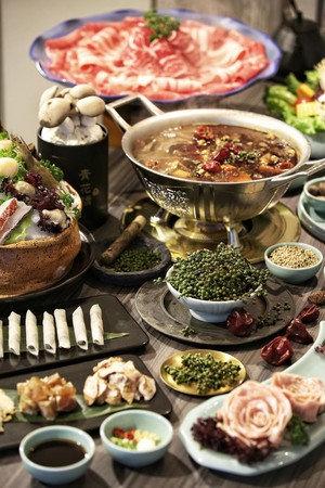 「青花驕」提供的食材、涮料種類多樣化。