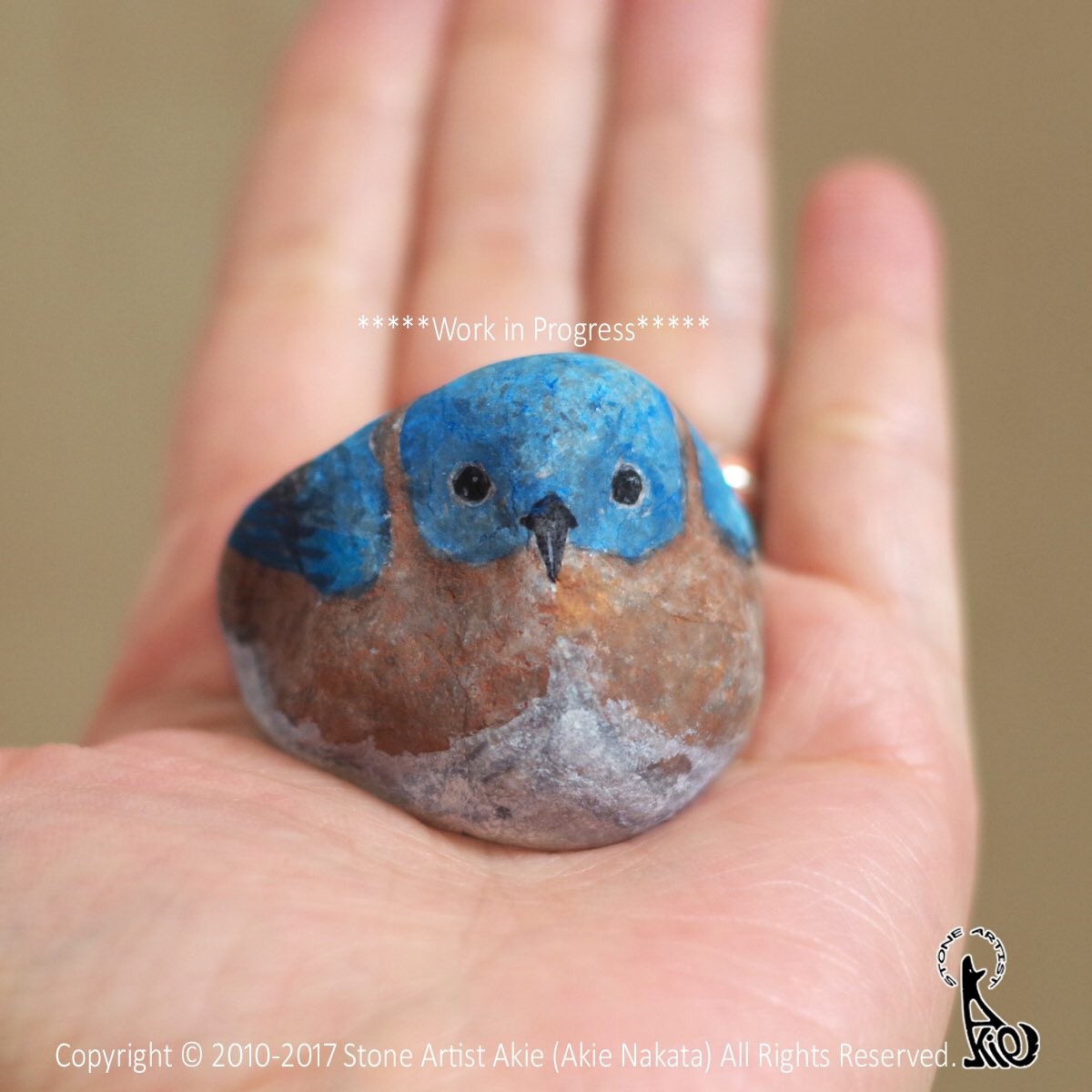 ▲▼藍色鳥鳥在手裡融化啦♪　仔細看…唉呀怎麼是石頭（圖／翻攝自Twitter）