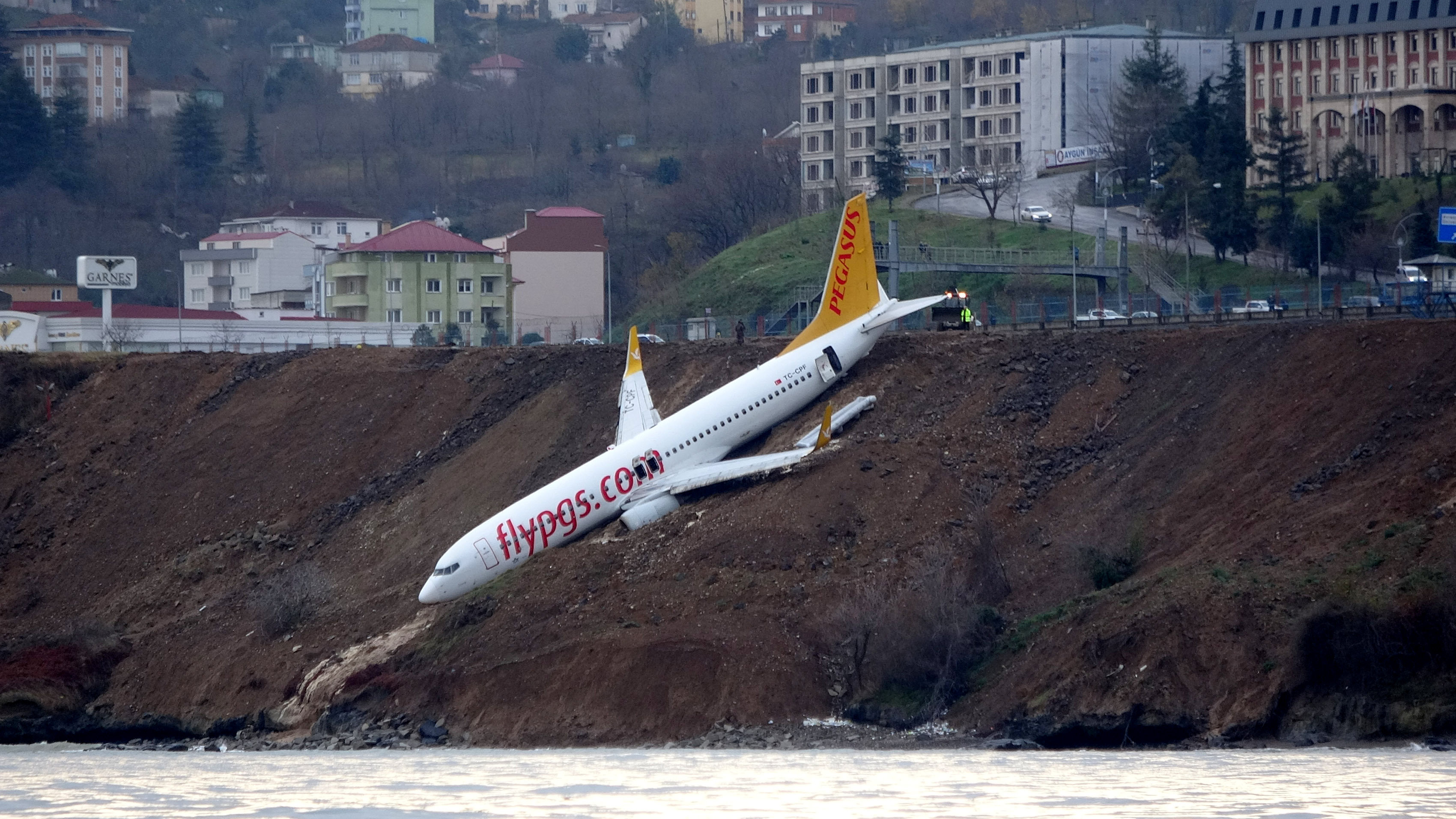 ▲土耳其廉價航空飛馬航空（Pegasus Airlines）卡在懸崖邊，差點落入黑海。（圖／路透社）