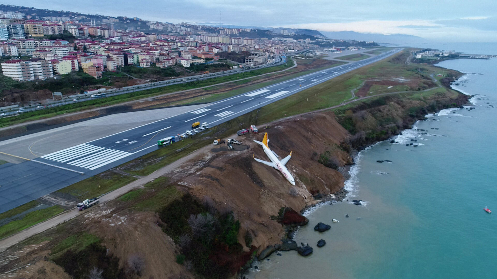 ▲土耳其廉價航空飛馬航空（Pegasus Airlines）卡在懸崖邊，差點落入黑海。（圖／路透社）