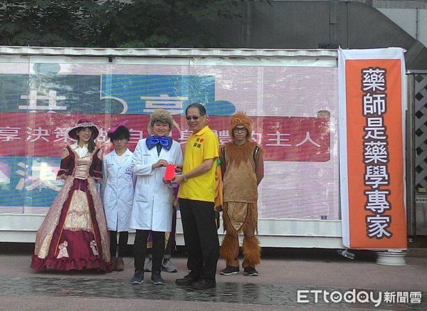 ▲成大醫院藥劑部，在台南大遠百活動廣場表演行動劇，以生活化的故事表演，讓民眾了解「醫病共享決策」的精神，獲得廣大迴響。（圖／成醫提供）