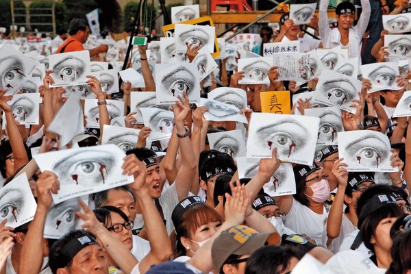 陸軍役男洪仲丘疑操練過度慘死，掀起台灣萬人白衫軍遊行。