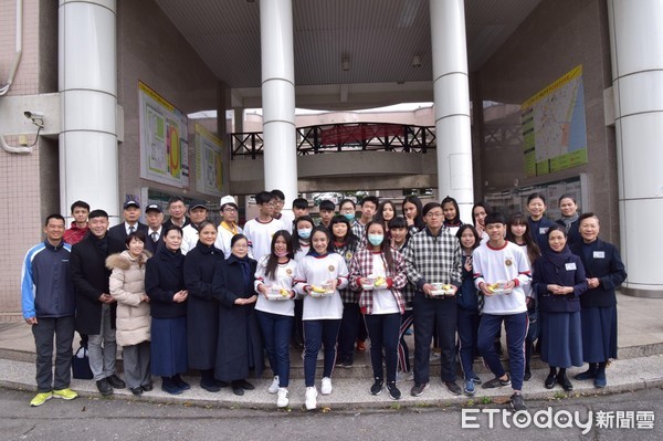 花蓮縣化仁國中為慈濟援建學校之一，為響應慈濟茹素的理念，也基於回饋社區與關懷弱勢，配合技藝專班成果展的機會，讓學生一展長才烹飪疏食料理，將愛心便當送到社區長者的手上，為寒冬帶來溫暖。（圖／慈濟基金會提供）