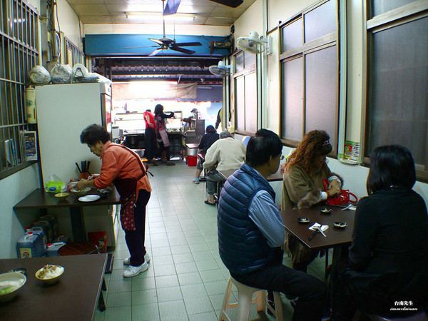 ▲台南樂腳46年老店清晨開賣，新鮮草魚粥還有10元佛心價肉燥飯。（圖／台南先生提供）