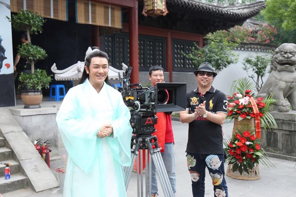 去年鑫盛投資，在中國視頻網站優酷播出的網路大電影《青天降妖錄》，一推出便拿下當月點擊冠軍。圖為主演陳浩民（左）出席開鏡儀式。（羅法平提供）