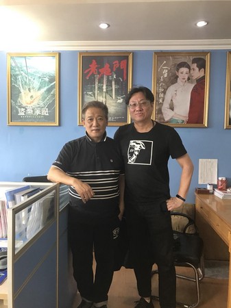 羅法平（右）與香港製作人林國華（左）團隊，一同合作《飛刀又見飛刀》與《青天降妖錄》，打開市場知名度。（羅法平提供）