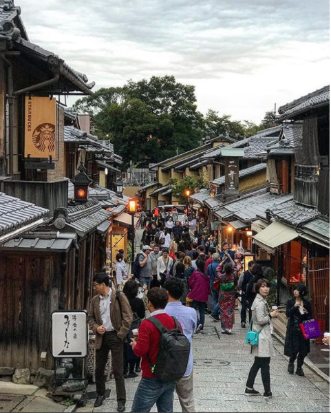 ▲二寧阪街道坐落於清水寺附近，是非常繁華的街道。（圖／翻攝自@toshiaki28 Instagram）