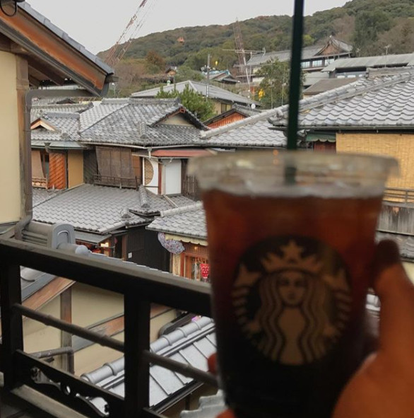 ▲二樓的座位可以欣賞京都的美景。（圖／翻攝自@sang.jiiiii Instagram）