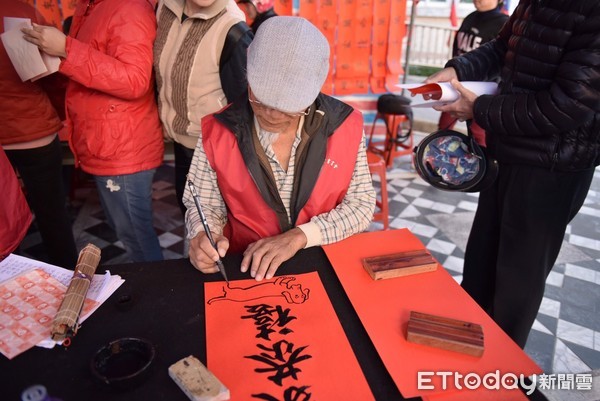 花蓮縣長青書畫會會員們在花蓮市公所前廣場揮毫，書寫春聯贈送給市民，。該會理事長鄒瑞騰特地致贈「花蓮市政齊奮進，觀光遠景靠嘉賢」的對聯給市長魏嘉賢，希望他能夠為花蓮市政戮力以赴，打造全民的幸福家園。（圖／花蓮市公所提供）