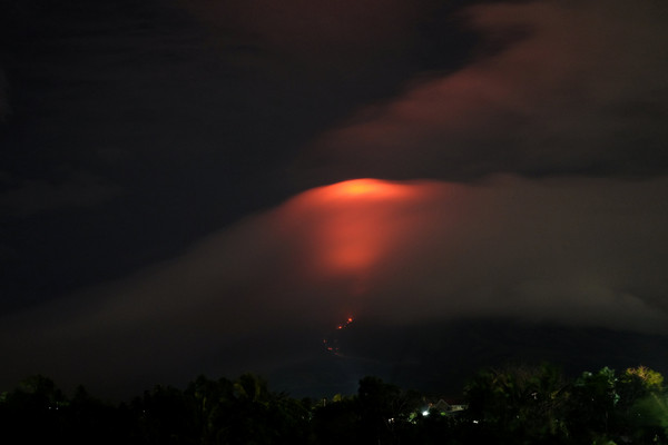 ▲▼菲律賓馬永火山噴發岩漿，近期可能大爆發。（圖／路透社）