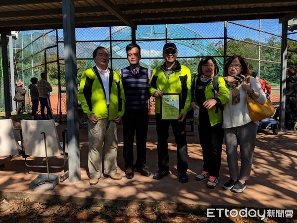 台北陽光扶輪社長期關注社會服務，對於台東縣學校的挹注更是熱誠。從106年底將服務觸角伸入最偏遠的平地─長濱鄉的長濱國小，（14）日再送加菜金給學校棒球隊。（圖／陽光扶輪社提供）