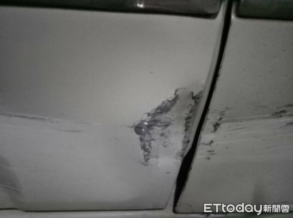 ▲▼白色小轎車右側出現超大面積的擦傷、後車門的烤漆也遭刮落，甚至連鈑金也凹進去。（圖／網友提供）