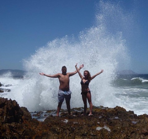 ▲▼英夫婦海邊拍照　下一秒被巨浪打中。（圖／翻攝自Ryan Dreyer facebook）