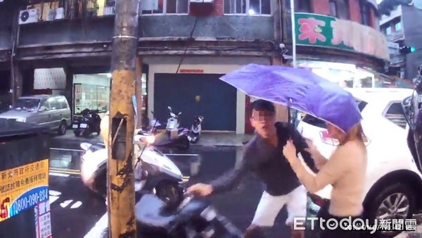 ▲▼邱姓男子不滿休旅車遭撞下車狂嗆騎士，母親則在撐傘。（圖／記者陳豐德翻攝）