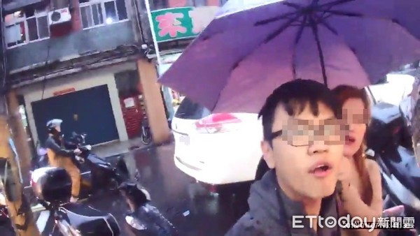 ▲▼邱姓男子不滿休旅車遭撞下車狂嗆騎士，母親則在撐傘。（圖／記者陳豐德翻攝）