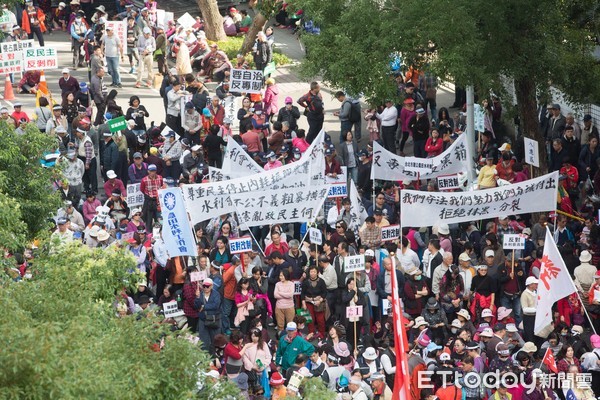 ▲▼反水利會官派,水利會長官派,萬人農民上立院場外抗議。（圖／記者季相儒攝）