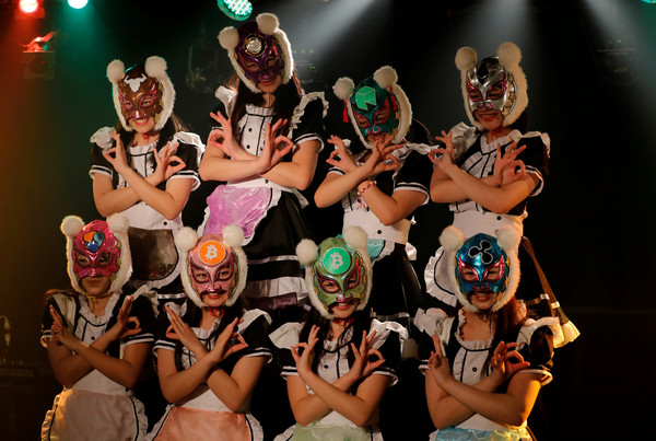 ▲▼日本娛樂經紀公司一手打造女子偶像團體「虛擬貨幣少女」，以唱跳方式來傳達加密貨幣的利弊。（圖／路透社）