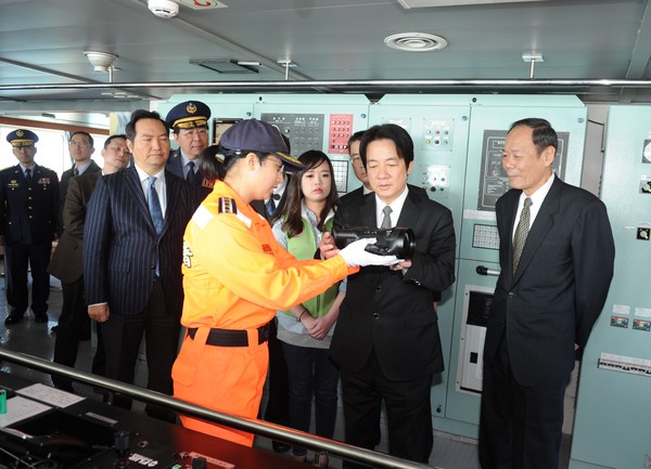 ▲▼賴清德登「宜蘭艦」視察。（圖／行政院提供）