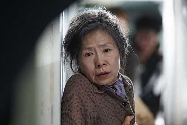▲藝秀晶在《屍速列車》飾演自願被喪屍吃掉的善良老婦人「尹吉」。（圖／翻攝自韓網）