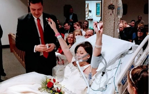 戴氧氣罩開心說「我願意」　乳癌新娘婚禮18小時後病逝。（圖／翻攝自Christina Karas的Instagram）