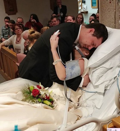 戴氧氣罩開心說「我願意」　乳癌新娘婚禮18小時後病逝。（圖／翻攝自Christina Karas的Instagram）