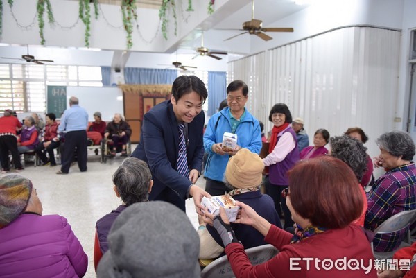 花蓮市長魏嘉賢（16）日前後趕赴鑄強國小以及主農社區活動中心，關心小朋友與社區長輩學習客語的上課情形，並勉勵學員學習客語就是傳承客家文化，不僅在語言上多了一種優勢，更是延續客家精神的實際表現。（圖／花蓮市公所提供）