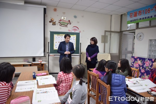 花蓮市長魏嘉賢（16）日前後趕赴鑄強國小以及主農社區活動中心，關心小朋友與社區長輩學習客語的上課情形，並勉勵學員學習客語就是傳承客家文化，不僅在語言上多了一種優勢，更是延續客家精神的實際表現。（圖／花蓮市公所提供）