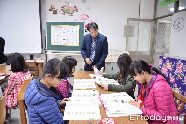 花蓮市長魏嘉賢（16）日前後趕赴鑄強國小以及主農社區活動中心，關心小朋友與社區長輩學習客語的上課情形，並勉勵學員學習客語就是傳承客家文化，不僅在語言上多了一種優勢，更是延續客家精神的實際表現。（圖／花蓮市公所提供）