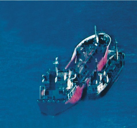 美軍全球鷹無人偵察機，拍下方向永嘉號（Lighthouse Winmore）在公海賣油給北韓的過程，連船名都拍得一清二楚。