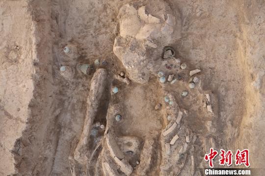 大陸陝西省西安市的西北大學中亞考古隊於2017在烏茲別克拜松市拉巴特墓地挖掘了52座墓葬，屬於西元前2世紀到西元1世紀的文化，同時也調查了「塔吉克貝希肯特谷地」的墓葬。對此，研究人員也認為，這是「古月氏」的遺跡。（圖／翻攝自中新網）