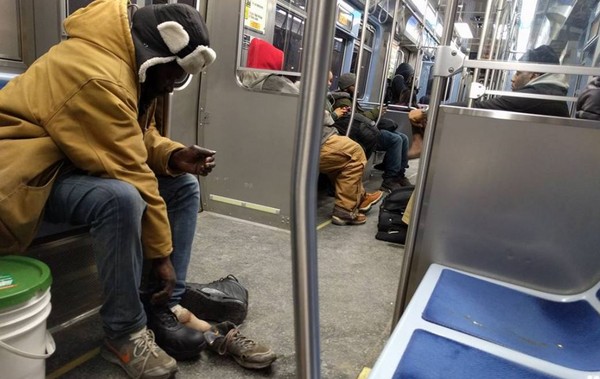 ▲▼芝加哥捷運乘客送街友一雙黑色雪靴。（圖／翻攝自臉書／Jessica Bell）