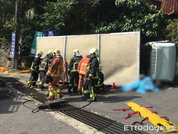 ▲▼滿載飲用水的貨車從上坡倒退滑落，副駕駛跳車慘遭壓死。（圖／記者陳豐德翻攝）