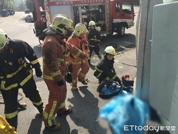 ▲▼滿載飲用水的貨車從上坡倒退滑落，副駕駛跳車慘遭壓死。（圖／記者陳豐德翻攝）