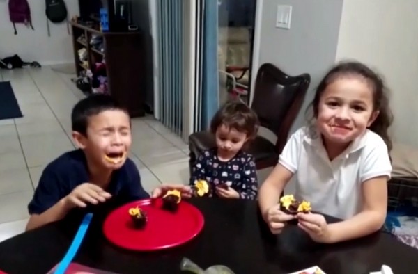 ▲▼佛州8歲弟弟發現自己有地3個妹妹，放聲大哭。（圖／翻攝自YouTube Inside Edition）