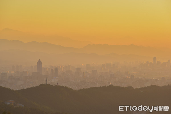 ▲▼黃昏,霧霾,空汙,低雲。（圖／記者李毓康攝）