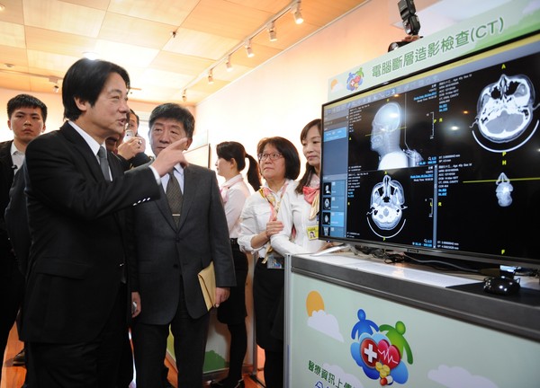 ▲▼▲▼賴清德視察醫療資訊上傳雲端系統。（圖／行政院提供）              