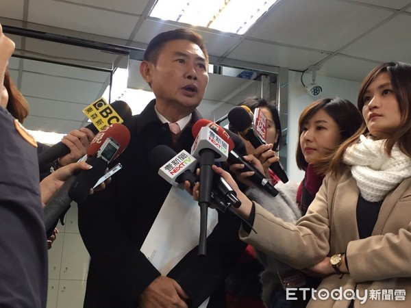 民進黨前副秘書長李俊毅領表登記參選台南市長。（圖／記者陶本和攝）