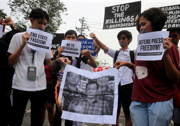 ▲菲律賓大學生走上街頭，抗議杜特蒂限制新聞自由。（圖／路透）