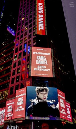 ▲Wanna One姜丹尼爾在紐約時代廣場的慶生看板，被美國駐韓大使館推特公開。（圖／翻攝自美國駐韓大使館推特）