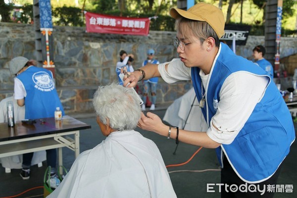 台東卑南鄉公所與月影髮集、台東肯邦志工大隊等業者，在利嘉活動中心辦理「台東部落。原愛義剪」活動，總計有來自台東、台北等地26位設計師響應，一同下鄉來幫部落的長輩打理三千煩惱絲。（圖／卑南鄉公所提供）