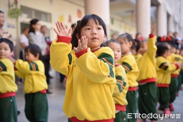 花蓮市立幼兒園小班組舉行成果發表，許多家長都到場與自己的孩子一起同樂，魏嘉賢市長也到場和小朋友互動，並親自幫小朋友蓋上過關的章戳，共同度過一個愉快的下午。（圖／花蓮市公所提供）