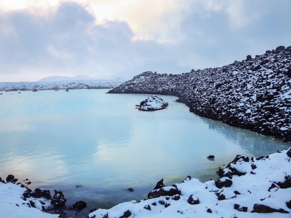 ▲冰島藍湖雪景。（圖／攝影者：Christophe PINARD, Flickr CC License）