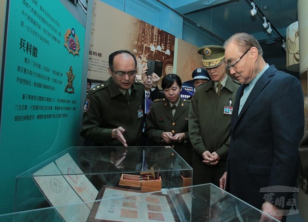 ▲▼國防部長馮世寬參觀「吾憲光輝－憲兵史蹟特展」。（圖／軍聞社提供）