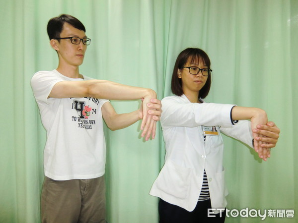 ▲3招預防網球肘,復健,肌力訓練,網球肘。（圖／力得中山脊椎外科醫院提供）
