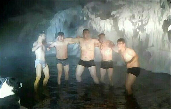 「-67℃睫毛結凍」中國客還能脫光游泳　嚇傻戰鬥民族。（圖／翻攝自Anna Liesowska的YouTube）