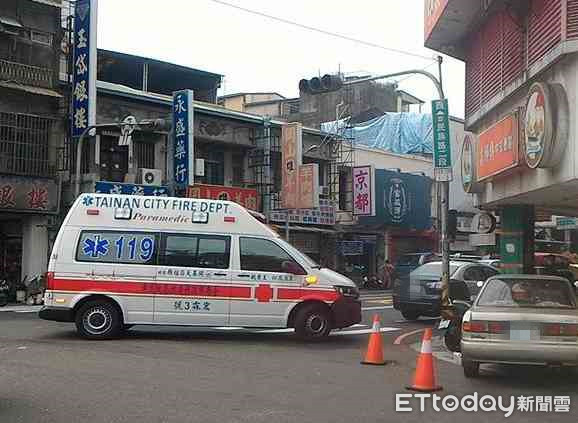 ▲台南市消防局救護車到場將吳姓女子送醫急救。（圖／翻攝自台南諸事會社粉絲專頁）